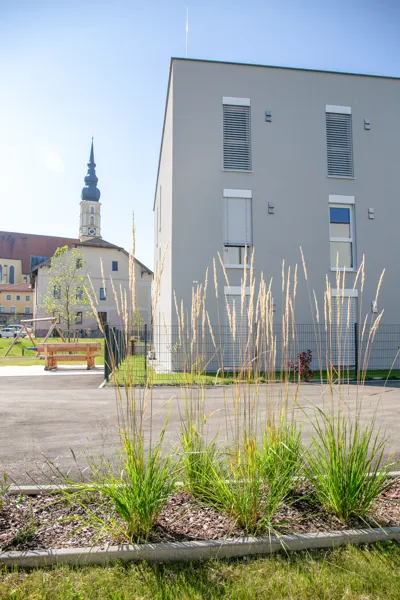 Neue Mitte Eggelsberg - Wohnhaus und Kirche